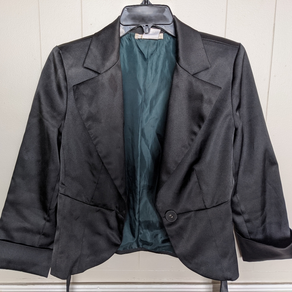 Chic black cropped blazer with silky feel